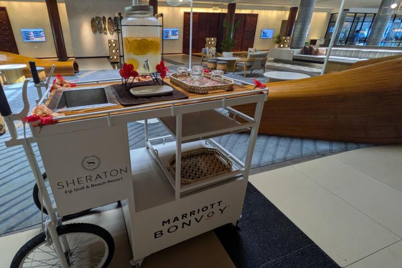 かわいらしい手押し車に乗ったドリンクサービス