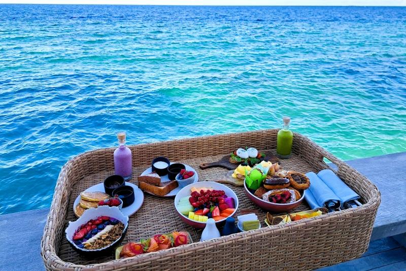 海を眺めながら部屋での贅沢な朝食をお楽しみください♪（※）フローティングブレックファーストは、食事やドリンクをトレーに入れて、お部屋のプールに浮かべて朝食を楽しむスタイルのこと。