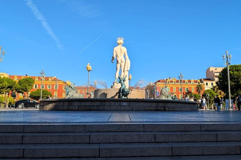 こちらがマセナ広場の中央にあるアポロン像のうしろ姿です。このマセナ広場を出て、トラムの線路沿いの通りを歩き、旧市街へ向かいました。