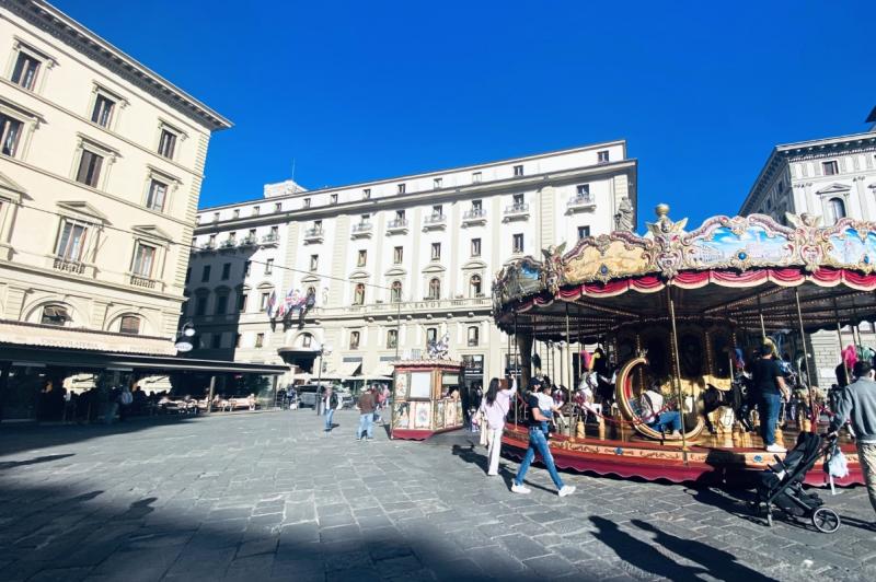 イタリア・フィレンツェ（レプッブリカ広場）