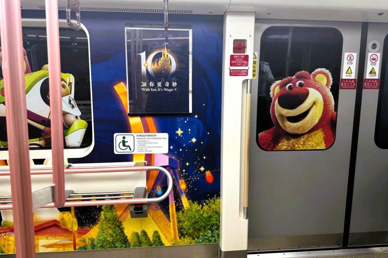電車の中はとってもかわいいディズニー仕様（笑）。 たまたまディズニー仕様の電車に乗れたのかもしれません…