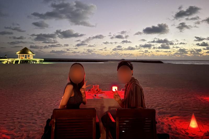 到着日のディナーはビーチで