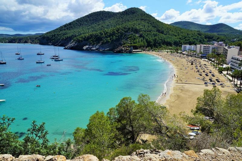 イビサ島昼は透き通る海、夜は伝説のクラブへ！ 刺激と癒しが詰まった島です。