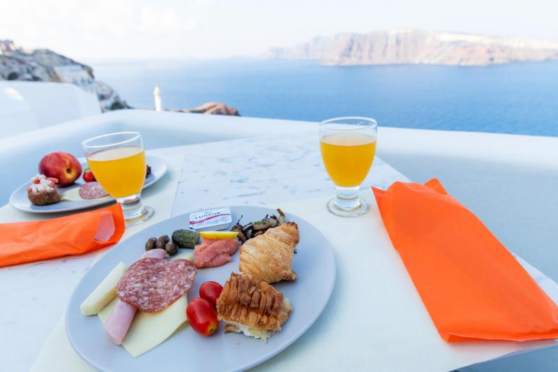 サントリーニ島での朝食。一面に青い海が広がっていて優雅なひとときでした（ギリシャ）