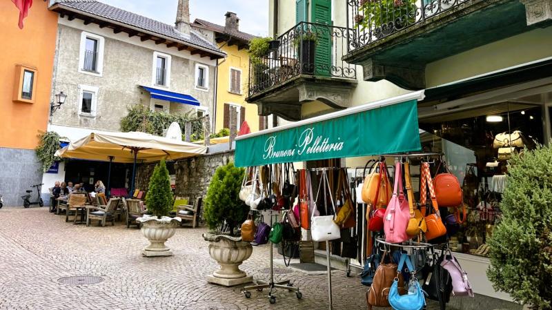 さまざまなお店が点在