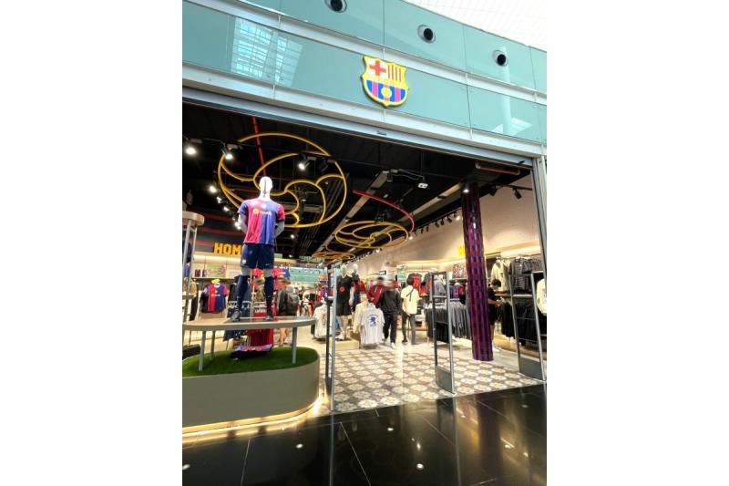こちらの写真がFCバルセロナの公式ショップです。ちょっとした展示スペースがあり、主人はとても興奮していました。しばらく本拠地のカンプノウ スタジアムが改装中のため、今回の旅では行きませんでしたが、こうした公式ストア巡りでもチームの歴史を感じることができ、とても良かったです。