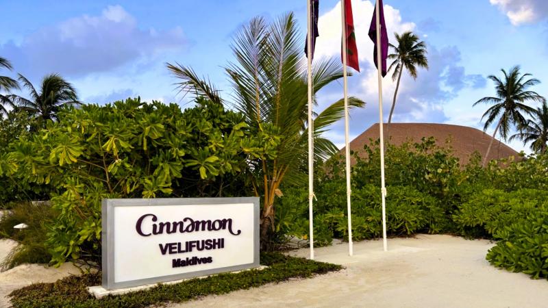 長い橋の先にあるリゾートの入口