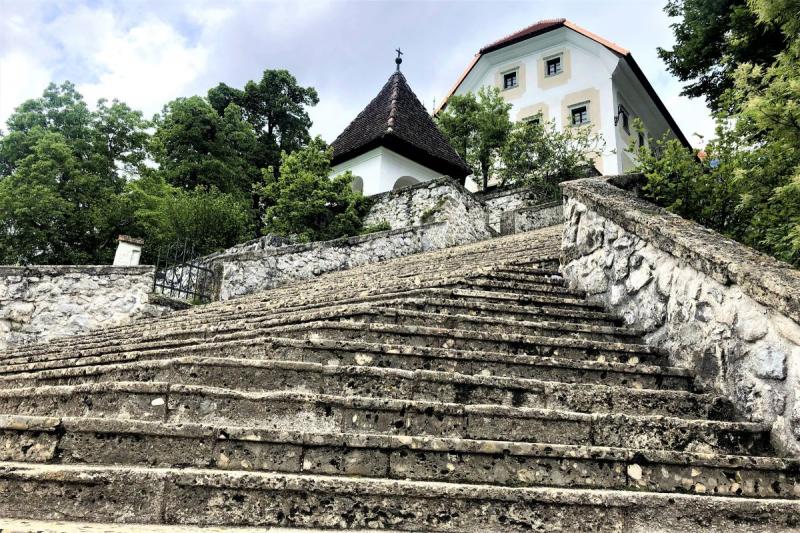 島に到着！ この教会までの階段はスロベニア人の憧れ！　