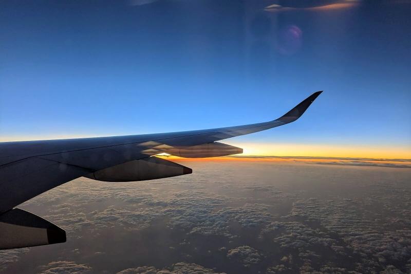 日本到着前には機内からきれいな朝日を見ることができました