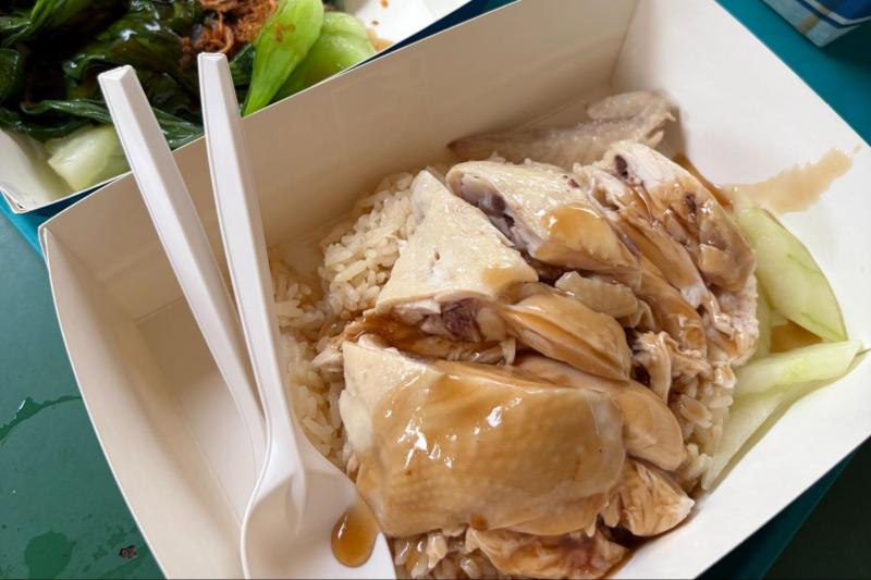 2日目の昼は、マックスウェルフードセンター。私は約8年ぶりの天天海南鶏飯でしたが、相変わらずめちゃ美味しかったです！（器がプラから紙になっていた…！） 
