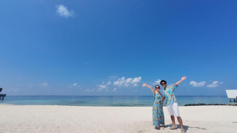 青い空と海をバックに