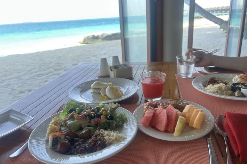 海辺の席で優雅な朝食♪