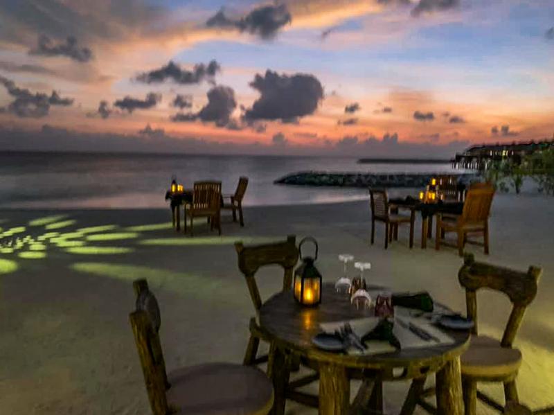 砂浜でのディナーセットアップがとてもロマンティックでした！