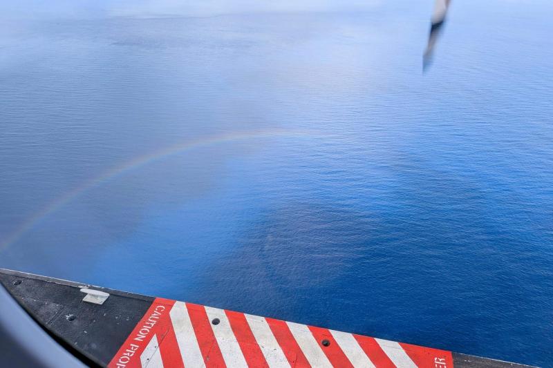 行きの水上飛行機で撮った写真。虹が時々かかっていました