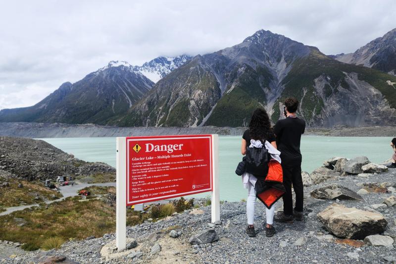 こちらは氷河ツアーに参加した際のタスマン氷河湖。スマホを湖に落とすのが怖くてロッカーにおいてしまい氷河の写真は撮れず。ボートで隣の席になった優しい方が、氷河をバックに私たちの写真を撮影して、メールで送ってくれたのはいい思い出です。