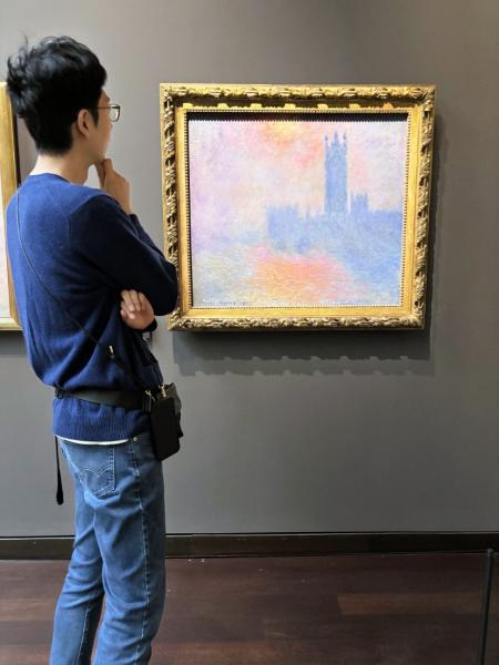 オルセー美術館5階、モネの作品の前で。本物の絵力を感じる