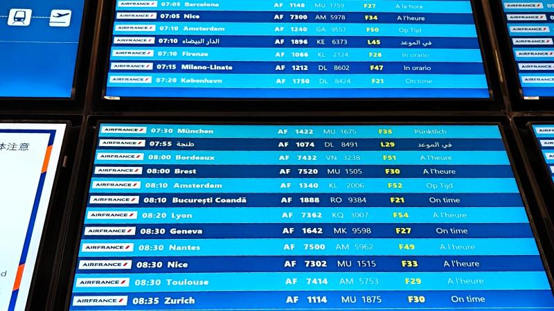 ターミナル2Fに到着。Départs－Departures（出発）の電光掲示板で、ゲート番号、遅延状況を確認します
