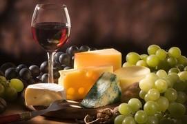 ★ワインとチーズのプライベート・テイスティングフランスといえばワインとチーズ！ワインテイスティングのコツを身に着けより美味しく楽しもう♪ワインの専門家がフランスワインの楽しみ方を伝授します。香高いチーズとワインの組み合わせを通して、あらゆる感覚を働かせてワインテイスティングのコツを学んでいきます。帰国後もより一層ワインを楽しめるようになりますよ。４種類のワインと３種類のチーズの試飲&試食を楽しみましょう。