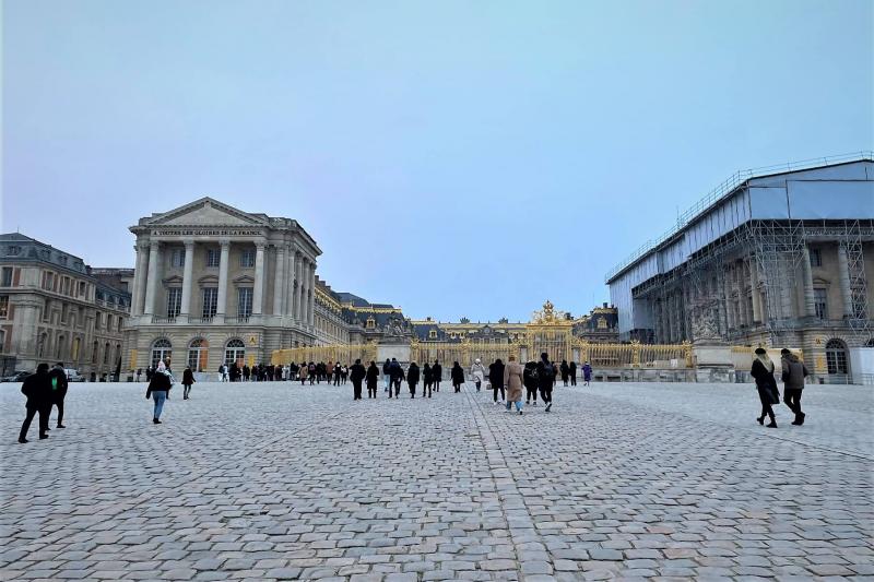 ヴェルサイユ宮殿に到着。ゴールドの門がお出迎え。門の横に集合ゲートがあります。私はゲートAでした