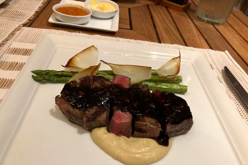 ステーキも美味しい！ 付け合せのソースが濃厚で絶品