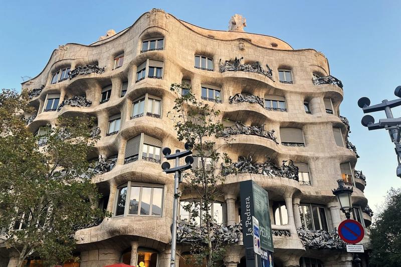 2．カサ ミラ波打つような石の曲線美が印象的な、地中海を思わせる独創的な集合住宅です。