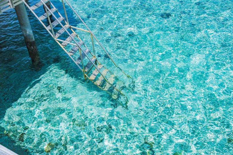 ヴィラの階段から海へ！