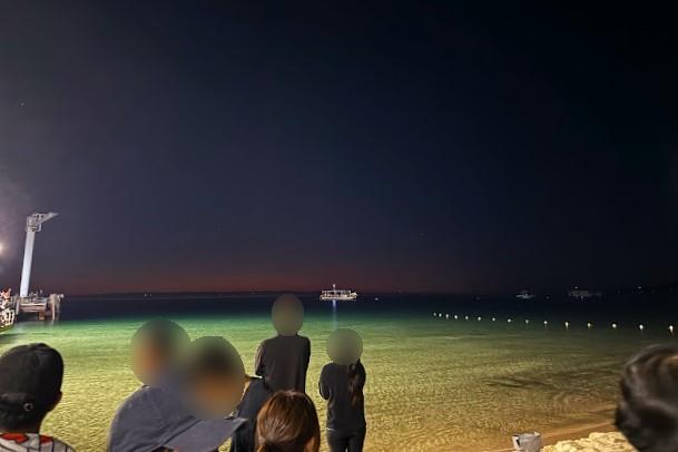 桟橋の下に集合し、列に並びます