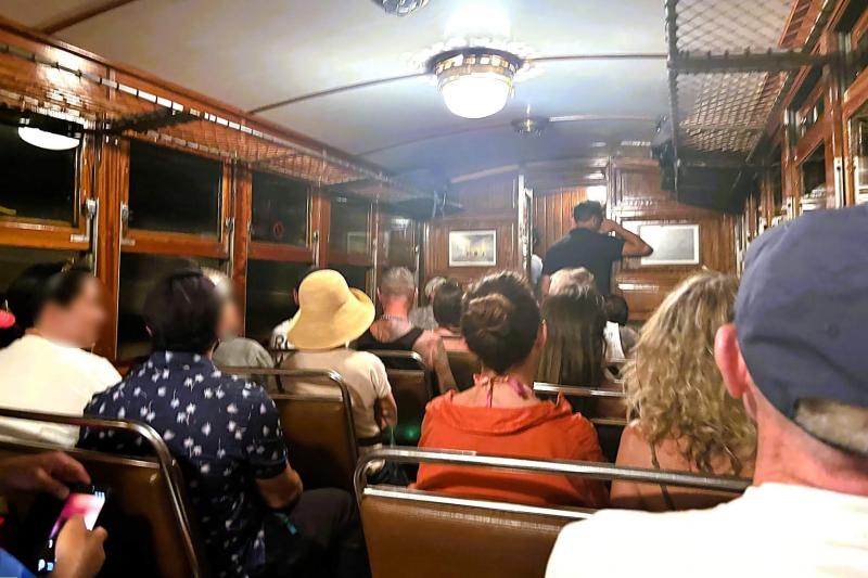 列車は標高を上げながら次々とトンネルを抜けて行きます