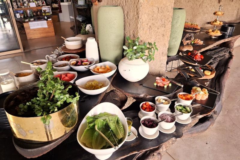 ビュッフェは、新鮮なフルーツ、ヨーグルト、シリアル、焼きたてのパンなどが並びます。エッグベネディクトなどのアラカルトメニューもオーダー可能です。​