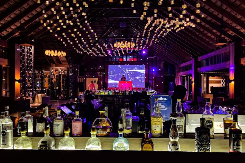 ココバーはゆったりと会話を楽しみながら過ごすことも、音楽に合わせてノリノリで踊ることもできる、自由で楽しい時間を満喫できるスポットです。