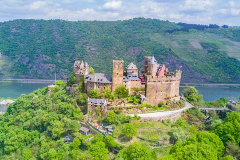 ライン川を見下ろす絶景の古城ホテル「ブルク ホテル アウフ シェーンブルク」