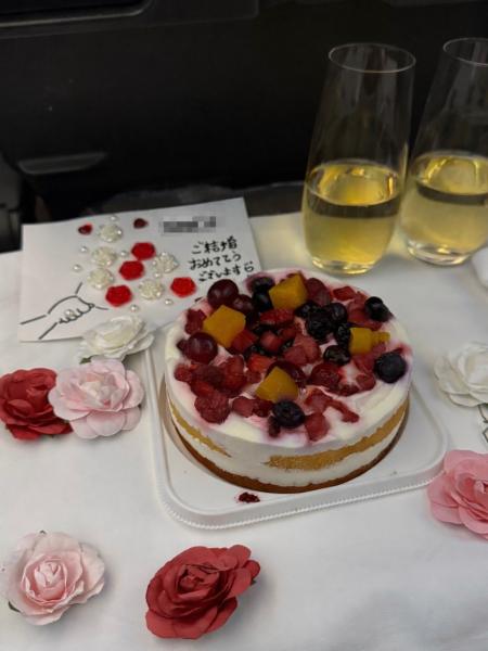 機内でのケーキとシャンパンのサービス