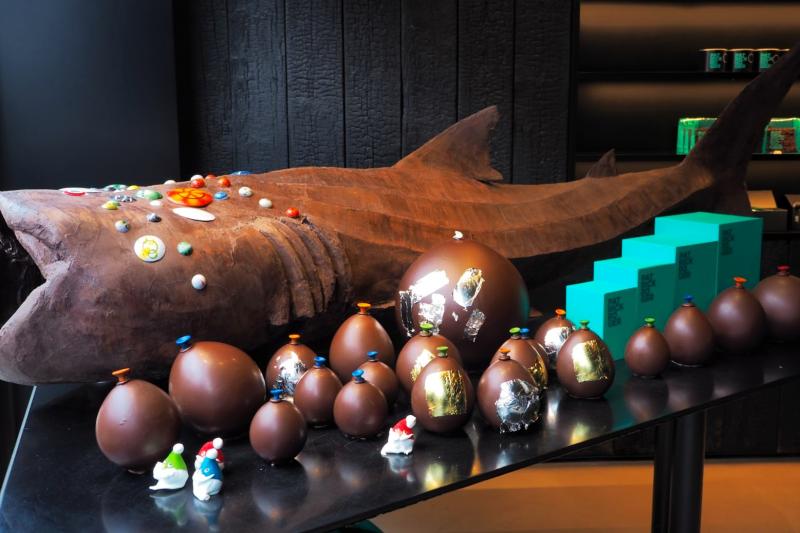 店頭に展示されている、チョコでできた動物のオブジェ