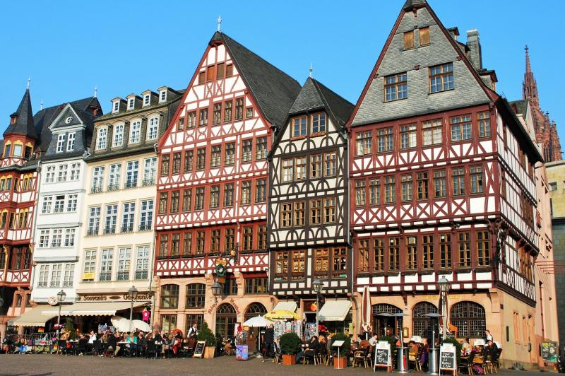 フランクフルトドイツの空の玄関口として知られる国際都市。近代的な街並みを歩きながら、文豪ゲーテゆかりの地や歴史ある旧市街を巡れます。
