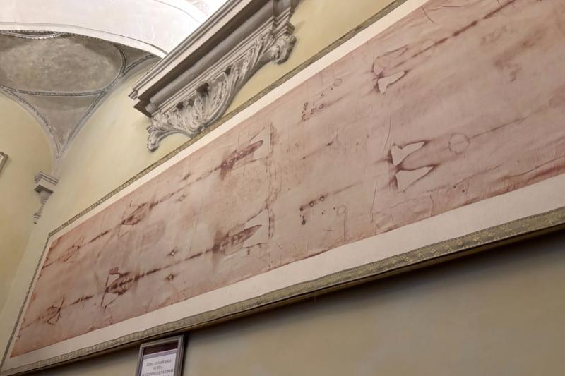 大聖堂に保管されている、キリスト聖骸布のレプリカ。ずっと目を凝らしてようやく人の形の跡が見えてきました