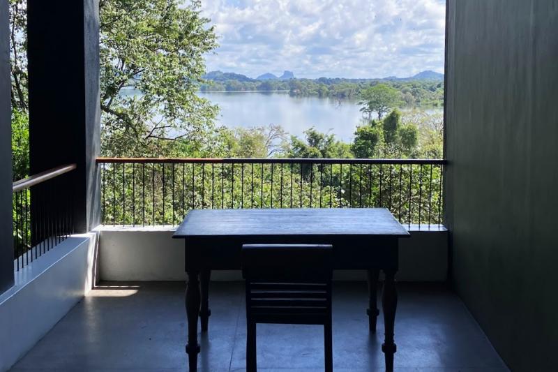 バワ氏がお気に入りだったという大階段の踊り場には、彼が愛用していたデスクが置かれています。たしかに風が気持ちいいいスポットです！