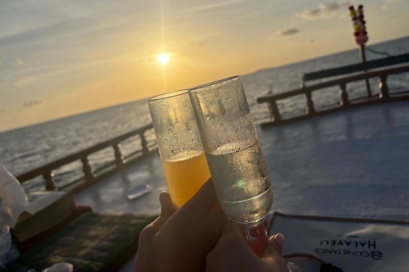 夕日をバックに乾杯