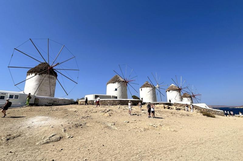 ミコノス島到着！ カト ミリの風車。夜はライトアップされていました