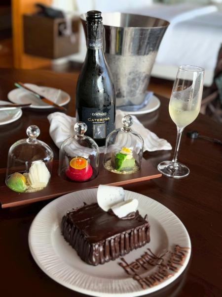 ハネムーン特典のケーキとシャンパン。甘すぎずとっても美味しかったです