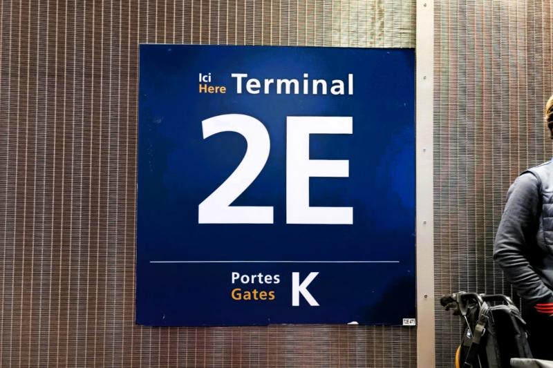 ターミナル2Eに到着