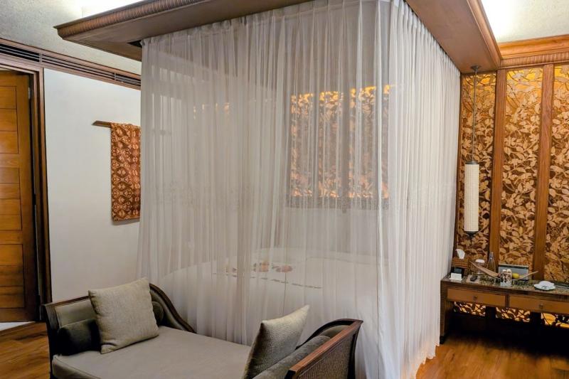 ターンダウン後。出入りしやすいカーテンレール式の天蓋