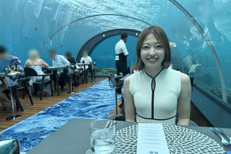 水中レストランでのランチ