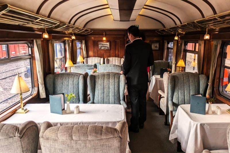 列車内のお席はこんな感じ