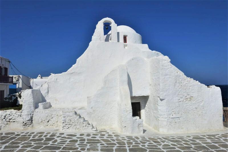 【パラポルティアニ教会】300以上ものギリシャ正教の教会がある、ミコノス島。その中もひときわ存在感を示すのが、このパラポルティアニ教会。5世紀頃から7世紀にかけて建設された5つの礼拝堂からな構成され、そのユニークな形から人気の撮影スポットとなっています。
