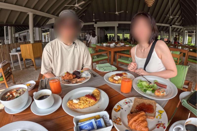 朝はマラファイレストランでビュッフェを楽しみました。お気に入りはシェフが作ってくれるオムレツです（モルディブ）