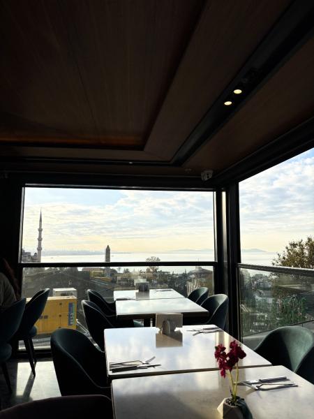 朝食会場から見える風景。モスクが見えます（イスタンブール）