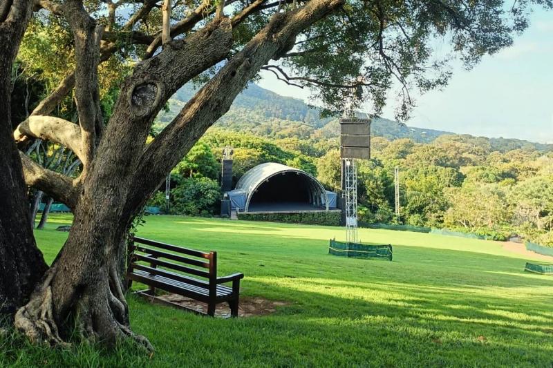 植物園内の野外ステージ。この景色でのイベントは最高だろうな～
