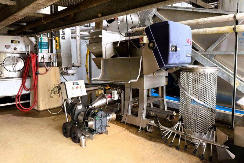プレス機。赤ワインは果皮も一緒に、白は果汁のみ使用。3月～4月初旬にはプレスする様子が見られます