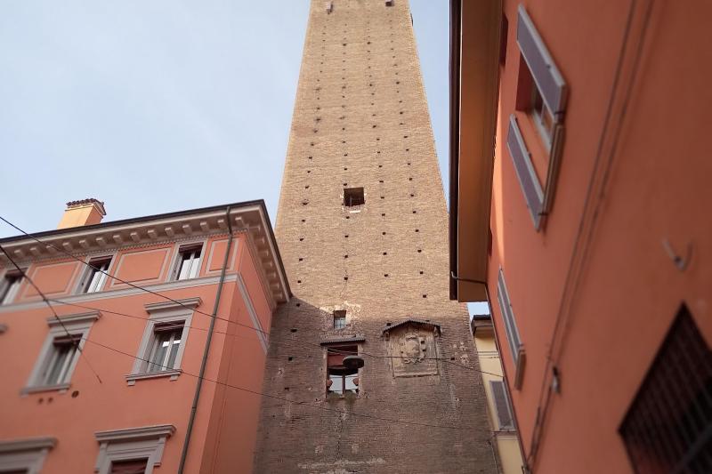 こちらは斜塔より小さな塔ですが、中世に建てられたとは思えない、写真に納まらないほどの高さでした
