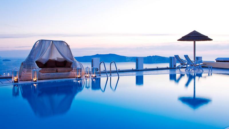 【泊まってみたい憧れホテルは？】サントリーニ プリンセス ラグジュアリー スパ ホテル（ギリシャ）海が大好きな私にとってエーゲ海は憧れの場所です。サントリーニ島は青と白のコントラストが素晴らしく、火山活動によってできた「カルデラ」の断崖絶壁と、対照的な穏やかなビーチを持ち合わせる魅力あふれる、まさしく“奇跡の島”です。その断崖絶壁の絶景をホテルのお部屋や屋上のプールから望みながら、ゆったりとした時間を過ごすのが憧れです。スタッフの方の温かいおもてなしや、お食事も評判が良いので、全身で贅沢な時間を体感したいです。